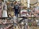 Alla Cartoleria Andreoni di via Garibaldi a Varese si torna bambini: Chiara Andreoni e il marito Stefano si occupano di allestire ogni anno allestimenti e vetrine speciali