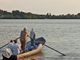 Un momento della processione via lago di venerdì sera