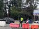 La polizia locale controlla la circolazione alla nuova rotonda di largo Flaiano