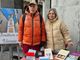 Alessandro Ceccoli, da cui è nata l'idea di "Scrittori in Varese", e la moglie Rosanna Vitali al banchetto con cui l'associazione ha debuttato oggi in corso Matteotti