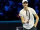 Sinner fa l'impresa: batte per la prima volta Djokovic e 'vede' le semifinali delle Atp Finals