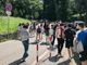 Studenti all'uscita da scuola al liceo Manzoni