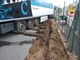 FOTO. Cede il terreno a bordo strada, camion resta in bilico FOTO. Cede il terreno a bordo strada, camion resta in bilico