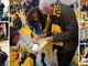Tony Currie (al centro) autografa il vessillo della Kronenbourg, di cui fu un eroe scudettato. A sinistra Max Di Caro con la sciarpa giallonera accanto al mister della Varesina, Marco Spilli, e il direttore generale della Canottieri Varese Pierpaolo Frattini, ospite con la famiglia e con i &quot;suoi&quot; ragazzi della Schiranna (foto Alessandro Galbiati)
