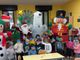 La banda dei papà Babbo Natale con i bambini dell'asilo La banda dei papà Babbo Natale con i bambini dell'asilo