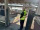 Un volontario della sicurezza in azione alla stazione ferroviaria di Cocquio Trevisago