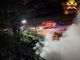 FOTO. Maxi incendio nella notte a Maccagno in un grosso capanno attrezzi: a fuoco anche benzina e sostanze infiammabili