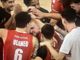 Nico Mannion, assoluto protagonista di serata, festeggia con i compagni di squadra