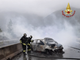 Va a sbattere in superstrada e l'auto viene distrutta dalle fiamme