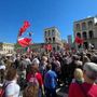 25 aprile, a Milano palestinesi contestano interventi. A Roma bruciate bandiere Nato e Ue