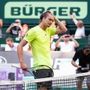 Zverev, imprevisto ad Halle: interrompe il match con Cobolli e corre in bagno - Il video