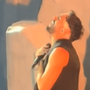 Marco Mengoni dedica 'Luce' alla mamma scomparsa e si commuove - Il video