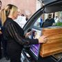 I funerali di Alvaro Vitali oggi a Roma, l'ultimo saluto di Stefania Corona