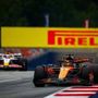 Formula 1, gru fa cadere cartellone pubblicitario sulla pista prima del Gp d'Austria