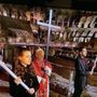 La prima Via Crucis di Papa Leone, porta la croce per tutte le quattordici stazioni La prima Via Crucis di Papa Leone, porta la croce per tutte le quattordici stazioni