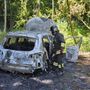 Cade un tizzone nel baule, auto distrutta dalle fiamme a Besozzo