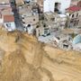 Frana Niscemi, palazzina di tre piani crolla nel precipizio: era nella zona rossa