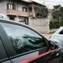 I carabinieri davanti all'abitazione
