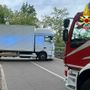 Il camion bloccato sul tornante della provinciale a Grantola