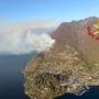 Un'immagine dall'alto dell'incendio che sabato pomeriggio ha colpito i boschi sopra Laveno Mombello