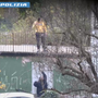 Spaccio con "lancio" della droga dal terrazzo. Due pusher arrestati dalla polizia Spaccio con "lancio" della droga dal terrazzo. Due pusher arrestati dalla polizia
