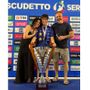 Beatrice Cassarà festeggia lo scudetto con mamma, papà e la coppa