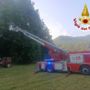Cittiglio, parapendista in difficoltà resta appeso a un albero Cittiglio, parapendista in difficoltà resta appeso a un albero