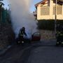 Le immagini dell'incendio dell'auto in via della Quadrona a Induno Olona