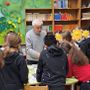 Una bellissima immagine di Ermanno Bazzani con i bimbi chini sui francobolli con lui Una bellissima immagine di Ermanno Bazzani con i bimbi chini sui francobolli con lui