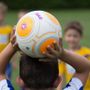 La lezione di calcio data dai piccoli