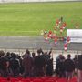 La squadra alla fine prova ad andare sotto la curva che non risponde agli applausi, anzi...