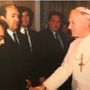Carlo Visconti stringe la mano a Papa Giovanni Paolo II