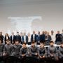 I meccanici del futuro dell'Isis Newton di Varese si mettono alla prova durante il loro percorso scolastico grazie al progetto Toyota Tech School. Sotto i referenti del progetto e gli ospiti dell'Isis con il dirigente scolastico Marzagalli e il sindaco Galimberti