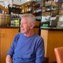 Enzo Agugliaro, titolare del bar &quot;Club 91&quot;. Sotto nella gallery Enzo e papà Angelo dietro lo stesso bancone