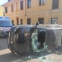 Auto si ribalta a Rho, ferita la conducente e la nipotina di tre anni