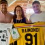 Daniela Colonna Preti tra Edoardo Raimondi e Alessio Piroso che hanno donato alla presidentessa della Polha una parte del ricavato della festa d'addio all'hockey del numero 91 giallonero