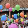 I palloncini prendono il volo davanti alla chiesa di San Carlo a Varese in direzione Venezia. Sotto in gallery alcuni dei disegni atterrati in Laguna dopo il lungo volo iniziato nei cieli della Città Giardino