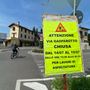 Il cartello che all'altezza della rotonda dell'Esselunga richiama la chiusura al traffico di via Gasparotto