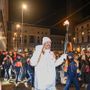 Un sorridente ed emozionato Andrea Meneghin, dopo aver ricevuto la fiaccola olimpica dall'eroe dell'hockey Jim Corsi e prima di cederla a Daniela Colonna Preti, presidentessa della Polha, viene accolto da un muro di folla in piazza Monte Grappa. E il cuore della città batte così forte quasi da uscire dal petto (foto Galbiati)