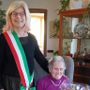 La signora Giuseppina insieme al sindaco Broggini