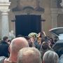 L'uscita del feretro di Enzo Ambrosino dalla chiesa di Induno Olona