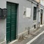 L'ingresso dell'abitazione della vittima in via Porro a Induno Olona dove si è consumata l'aggressione fatale