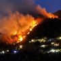 La spaventosa immagine dell'incendio in corso nei boschi sopra Laveno (foto Ciano Gargaglione e Chantal Obbelen da NaturalMeteo)