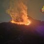 Il fronte dell'incendio di Laveno nella notte tra Pasqua e Pasquetta