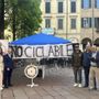 Il gazebo del Movimento Vidoletti contro la ciclabile di viale Belforte a Varese