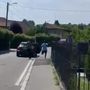 Un'immagine della fuga dei ladri a Daverio tratta dal video girato dal ciclista con il telefonino Un'immagine della fuga dei ladri a Daverio tratta dal video girato dal ciclista con il telefonino