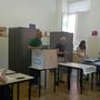 Lo spoglio dei voti in corso al seggio 1 a Laveno Mombello