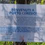 Il cartello lasciato dai giovani della Consulta di Porto Ceresio