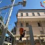 Le operazioni di soccorso dell'operaio caduto dall'impalcatura nel cantiere a Tradate Le operazioni di soccorso dell'operaio caduto dall'impalcatura nel cantiere a Tradate
