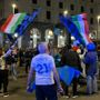 "21 scudetti" sulla maglia bianca di un tifoso nerazzurro nella festa di piazza Monte Grappa